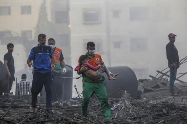 Un palestino carga a una niña herida tras recuperarla de los escombros de una zona destruida tras los ataques aéreos israelíes en la ciudad de Gaza. Foto: fuente externa.