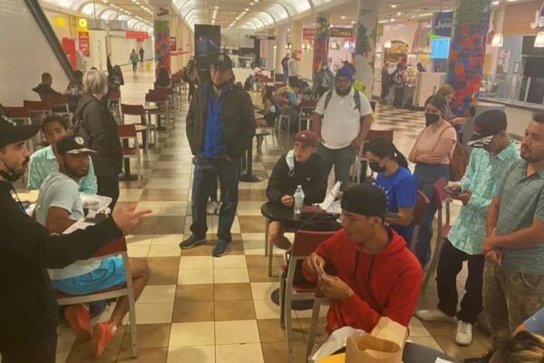 Desde estados fronterizos ambién se han enviado autobuses con migrantes indocumentados a Washington y Chicago porque los gobernadores de Texas y Florida responsabilizan a los demócratas por la migración irregular. Foto: fuente externa.