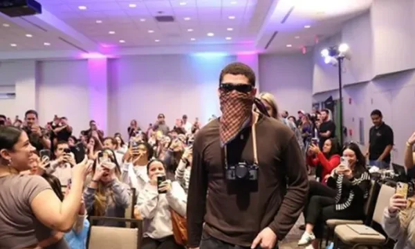 Bad Bunny aparece en universidad en Miami