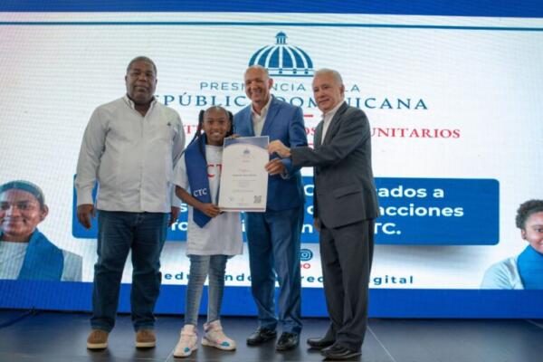 Acto de entrega de certificados. (Foto: fuente externa) 