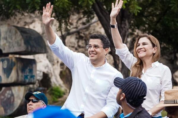 David Collado y Carolina Mejía durante la masiva caravana en la circunscripción 1. Foto: fuente externa.