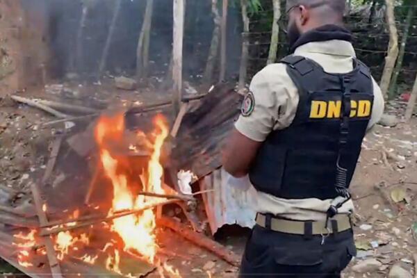 DNCD incinera presuntos puntos de drogas en SFM