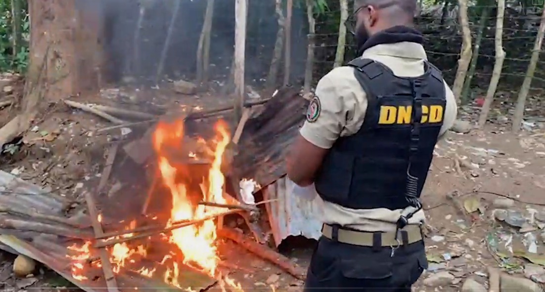 DNCD incinera presuntos puntos de drogas en SFM