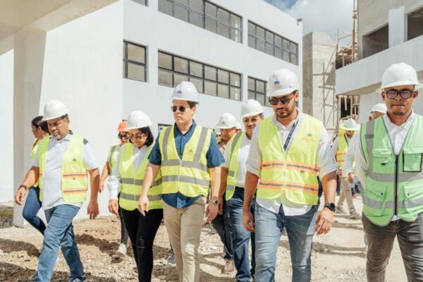 Carlos Bonilla y una comitiva recorre obras en construcción. (Foto: Fuente externa)
