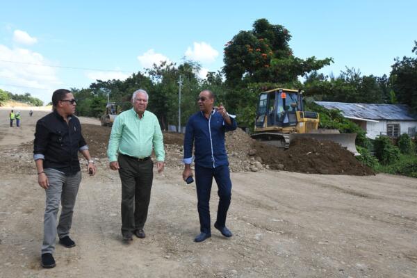 El ministro de Obras Públicas, Deligne Ascención, junto otros trabajadores de la obra. / Fuente interna. 