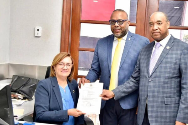 Luis Henríquez y Elpidio Báez, solicitaron al presidente Luis Abinader convocar a una legislatura extraordinaria para conocer el proyecto de ley. (Foto: Fuente externa)