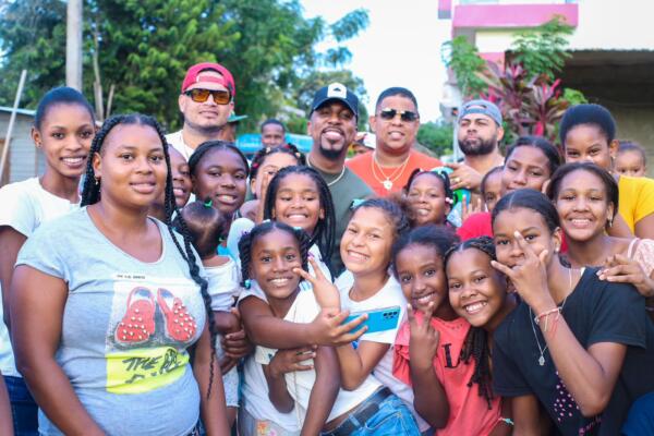 Alex Diamond y celebridades dominicanas entregan juguetes. Foto: Fuente externa 