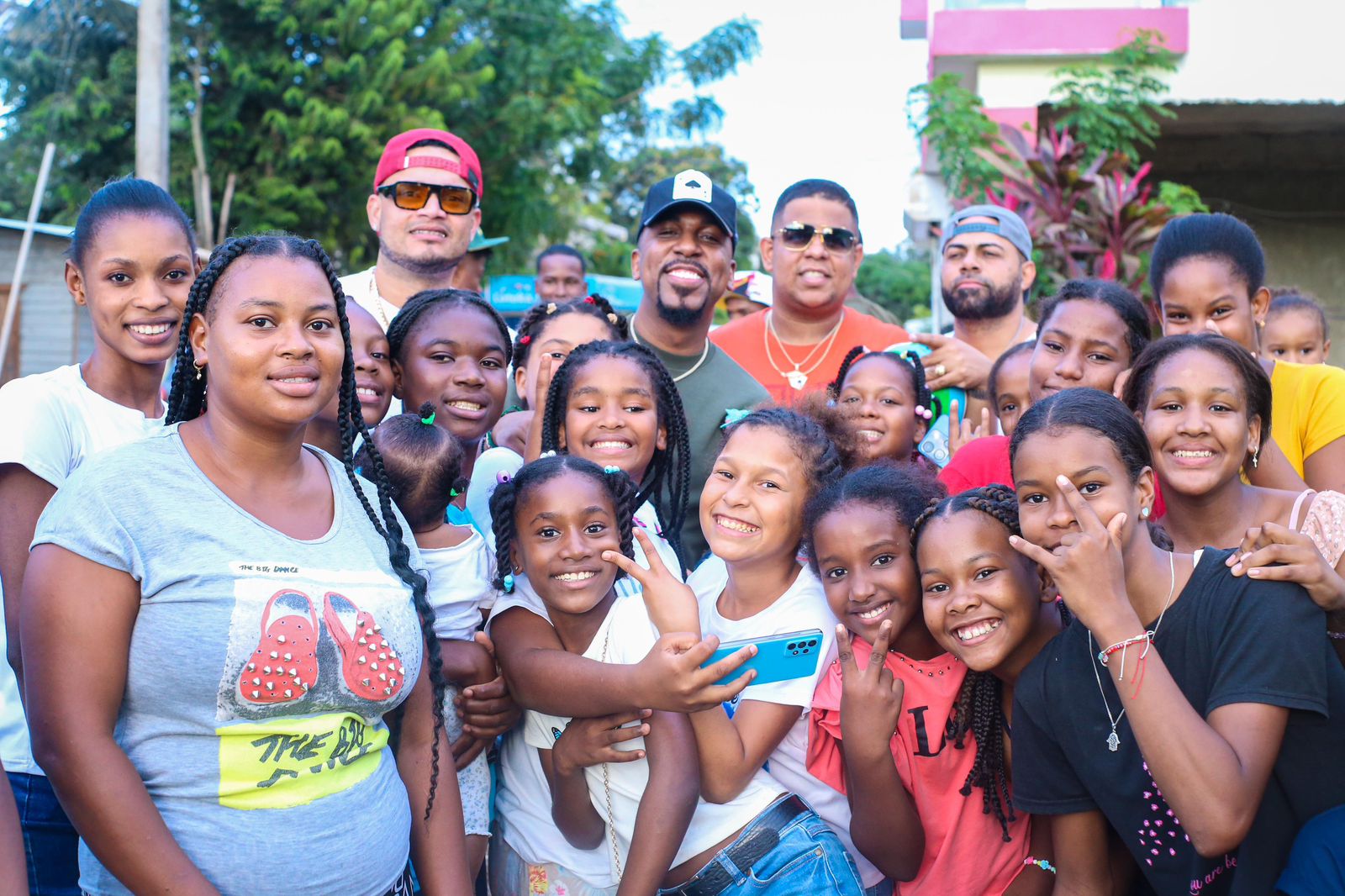 Alex Diamond entrega juguetes a comunidades