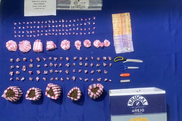 Distintos narcóticos y dinero ocupado por la DNCD  en Puerto Plata. (Foto: Fuente externa).

