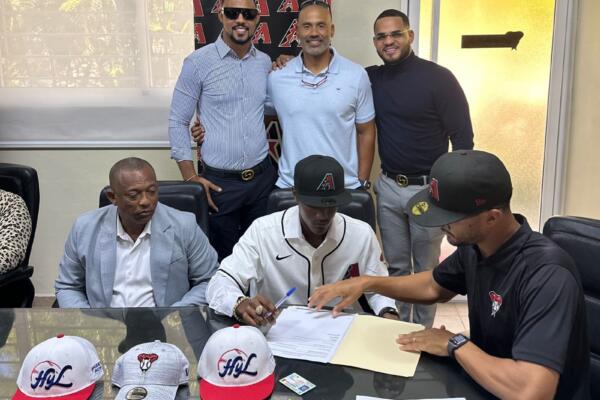 Durante la firma de prospecto Oscar Aponte por Arizona. Detrás directivos de H Y L Baseball Academy