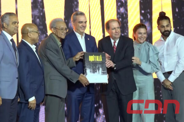 Durante presentación del libro Aquí y Allá. (Foto: CDN digital) 