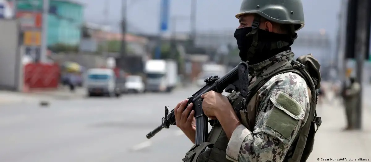 Policía de Ecuador durante operativo que intenta controlar el caos en ese país. Foto: fuente externa.