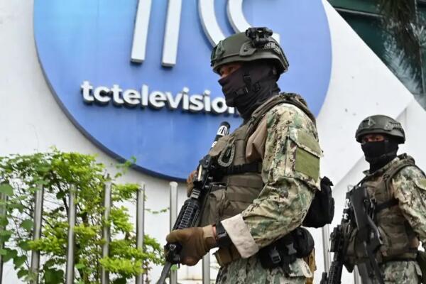 Soldados patrullan fuera de TC, el canal de televisión atacado el 9 de enero. Foto: fuente externa.