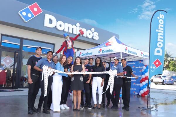 Ejecutivos de Domino's República Dominicana realizan el corte de cinta
