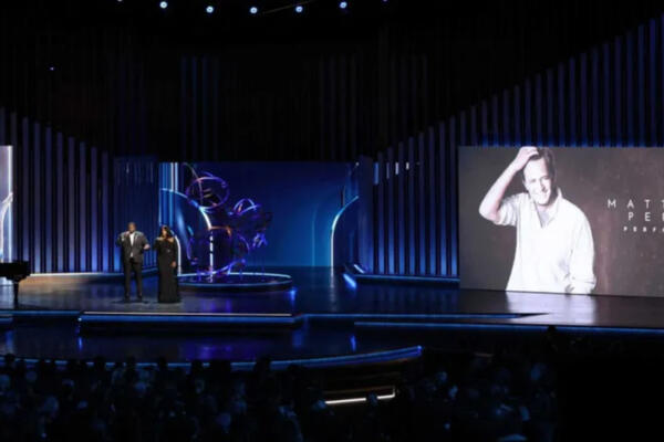 Imagen del conmovedor tributo al actor Matthew Perry. Foto: Fuente externa