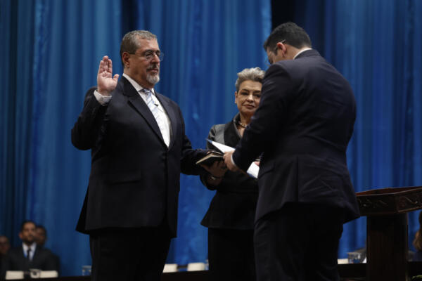 El nuevo presidente de Guatemala, Bernardo Arévalo de León, realiza su juramento de manos del presidente del Congreso, Samuel Pérez, durante la ceremonia de investidura en el Centro Cultural Miguel Ángel Asturias, en Guatemala. Foto: fuente externa.