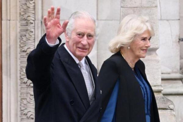 El rey de Inglaterra, Carlos III y la reina Camila, en las afueras del el hospital londinense. Foto: Fuente externa