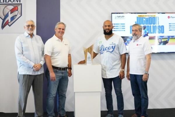 Emilio Bonifacio recibe premio al jugador más valioso del Round Robin
