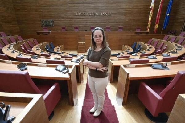 La diputada del PP Mar Galcerán posa para la cámara en el hemiciclo de las Cortes Valencianas. Foto: fuente externa.