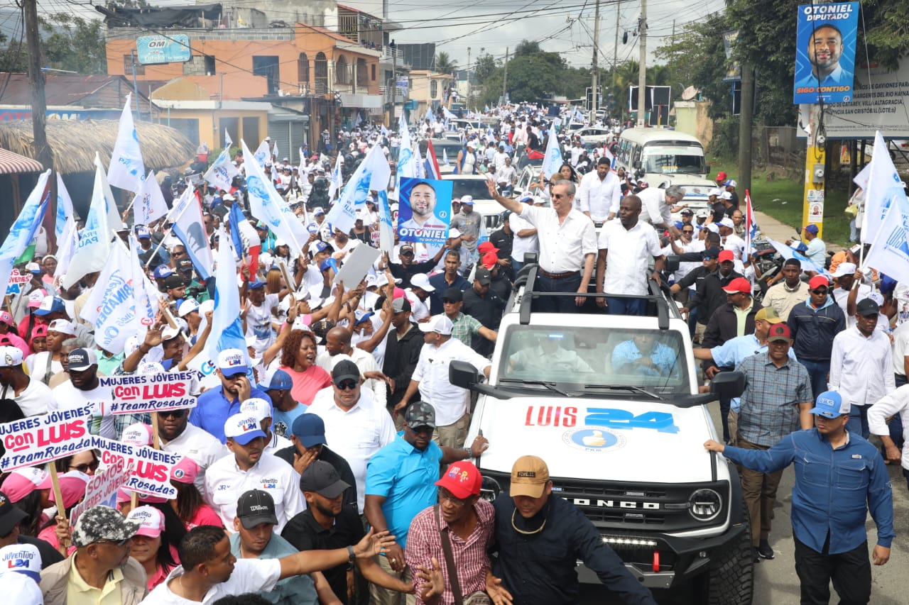 En caravanas, Abinader recorre Villa Altagracia, El Carril, Haina y San Cristóbal
