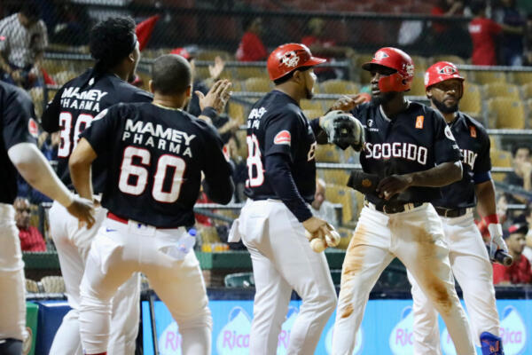 Leones triunfan sobre los Gigantes