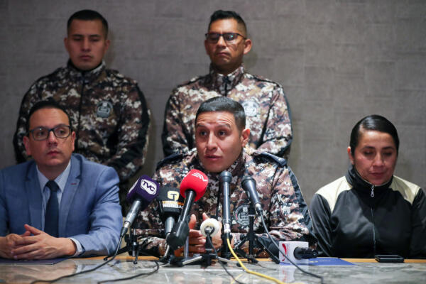 El agente de prisiones Carlos Ordóñez (c), vicepresidente de la Asociación de Servidores Penitenciarios (Asorsepen), habla durante una rueda de prensa hoy, en Quito, Ecuador. Foto: fuente externa.