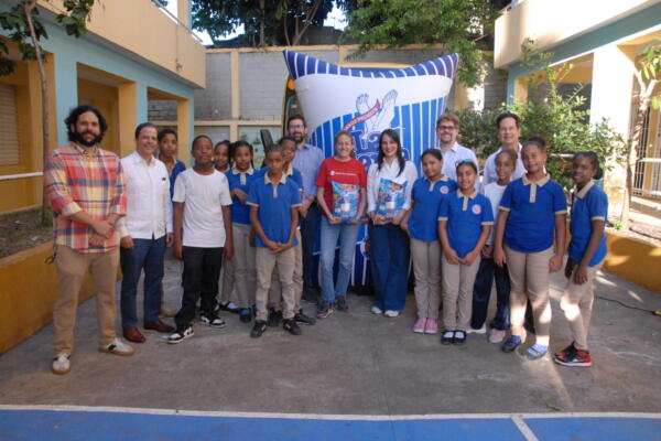 Ejecutivos de Font Gamundi, junto a  Alba Rodriguez Directora ejecutiva de Save a Children niños de la escuela Salomé Ureña de Capotillo junto a Rafael de Los Santos (Pote e Leche creador de la ilustración del empaque)