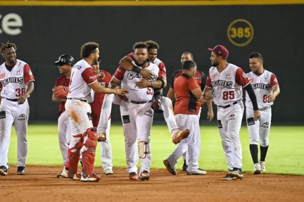 Gigantes frenan cadena de derrotas al superar 8-7 a los Leones