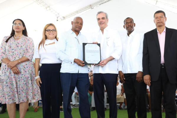 Gobierno entrega 800 títulos de propiedad.(CDN digital). 