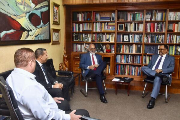 Miembros de la SDD y consultor jurídico del Poder Ejecutivo durante primera reunión sobre ley DNI (Foto: fuente externa)
