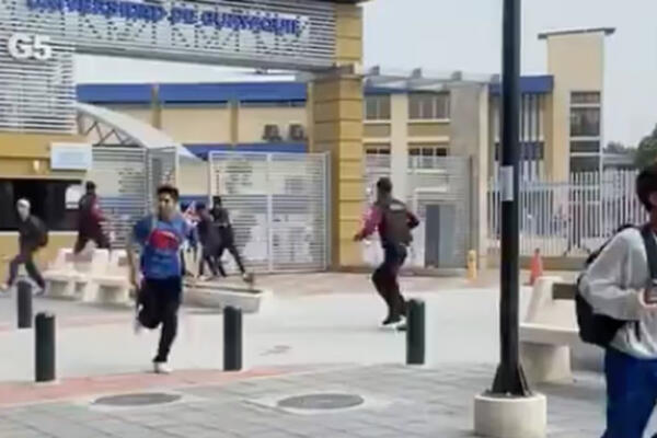 Estudiantes huyendo de la universidad tras ingreso de hombres armados al campus universitario. FOTO: Fuente externa