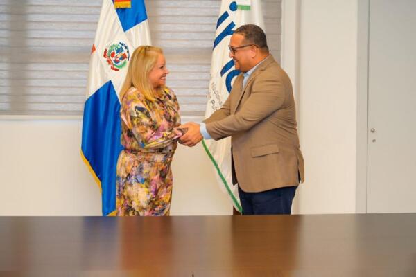 El director general del INAP, Lic. Cristian Sánchez Reyes y Rosa Hernández de Grullón, S.E. Embajadora Extraordinaria y Plenipotenciaria de República Dominicana en Francia. Foto: fuente externa.