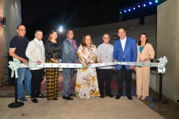 Imagen del corte de cinta en la  Inauguran anfiteatro en el Parque Central.(Foto: Fuente externa).