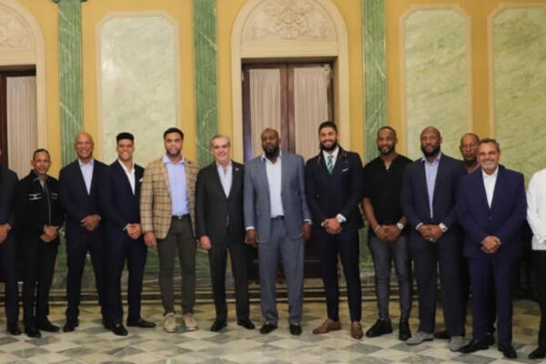 Presidente Abinader y peloteros de Grandes Ligas en el Palacio Nacional. Foto: Fuente externa. 