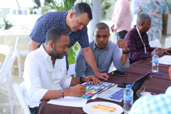 Presidente JCE junto a técnicos y delegados en revisión de boletas para elecciones municipales 2024 (fuente externa)