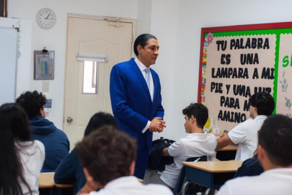 Profesor Iván Gatón con estudiante de Ashton School. Foto: Fuente externa. 