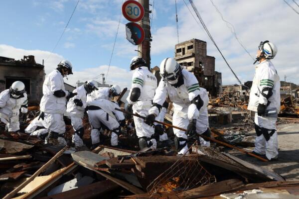 Rescatistas en la zona del terrenito en Tokio, Japón. Foto: fuente externa.