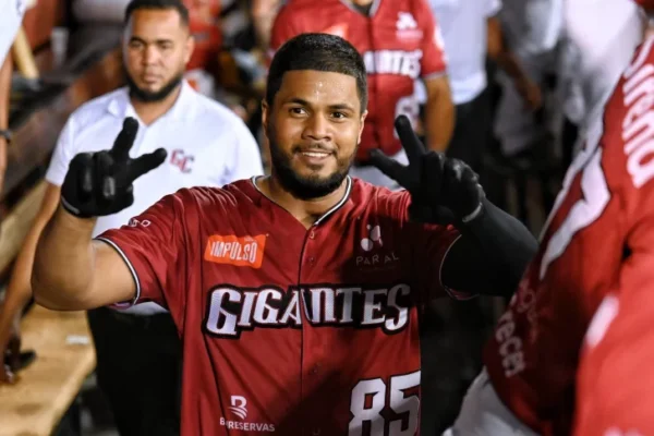 Gigantes no se rinden y vencen 9-5 a los Tigres en Round Robin