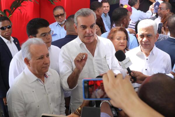 Luis Abinader, ofrece  declaraciones a la prensa. (Foto: Fuente externa)..