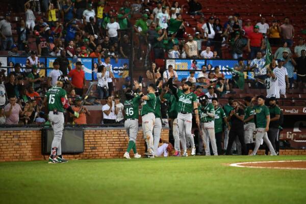 Las Estrellas celebran la anotación de dos carreras en el noveno, luego de doble con bases llenas de José Barrero en la victoria del equipo sobre los Gigantes del Cibao