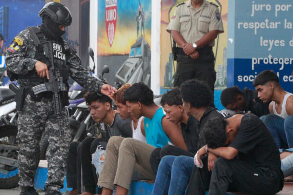 Algunos de los malhechores detenidos por las autoridades ecuatorianas. FOTO: Fuente externa