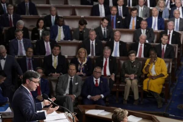 El presidente de la Cámara de Representantes, Mike Johnson, se dirige a los miembros del Congreso en el Capitolio. Foto: fuente externa.