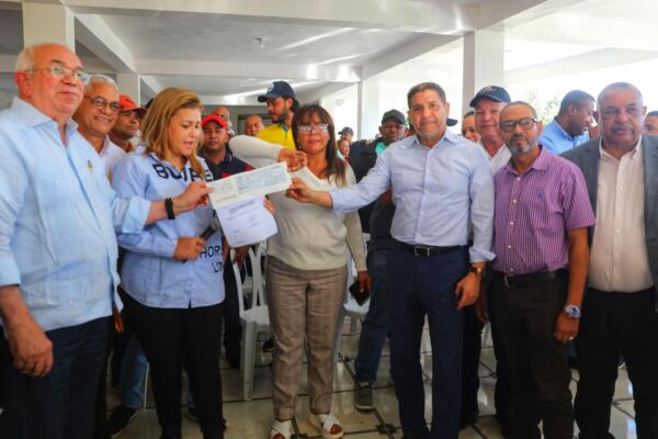 Limber Cruz, ministro Agricultura, entrega cheques a productores de invernaderos. Fuente: Externa 