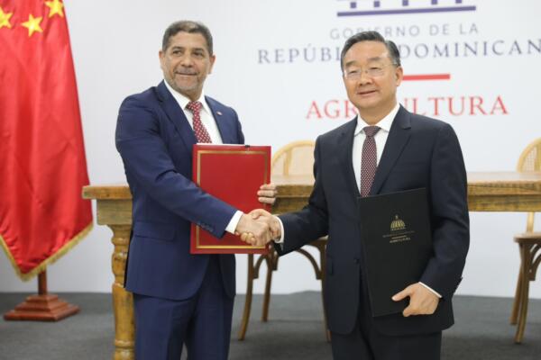 Limber Cruz y su homólogo Tang Renjian. (Foto: fuente interna) 