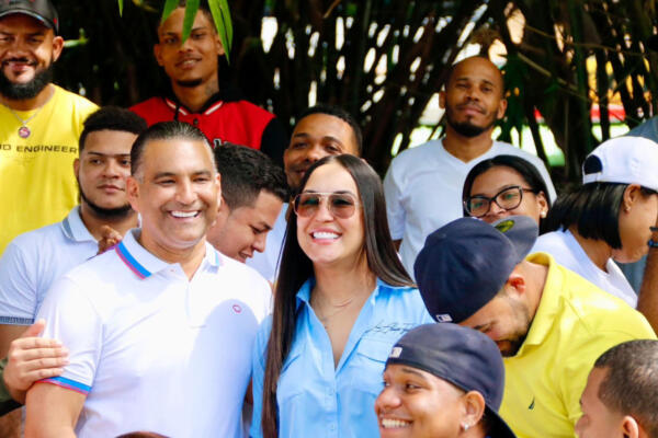 Candidato por el PLD a la alcaldía de SDE, Luis Alberto Tejeda, con jóvenes de la urbanización Italia. Foto: fuente externa. 