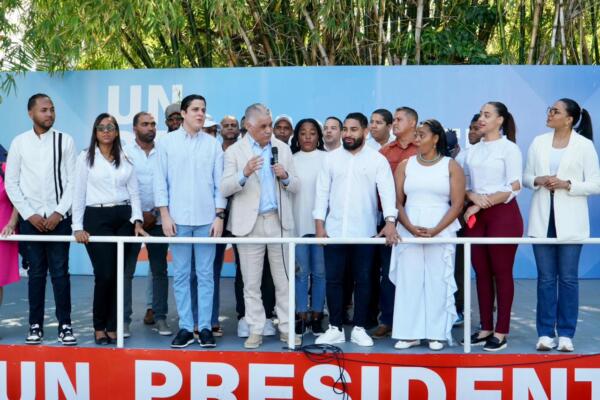 Miguel Vargas junto a grupo de jóvenes