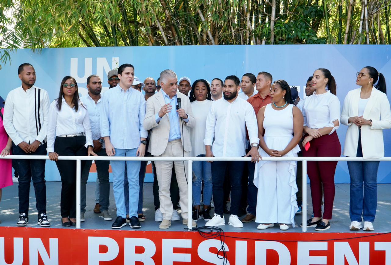 Miguel Vargas junto a grupo de jóvenes