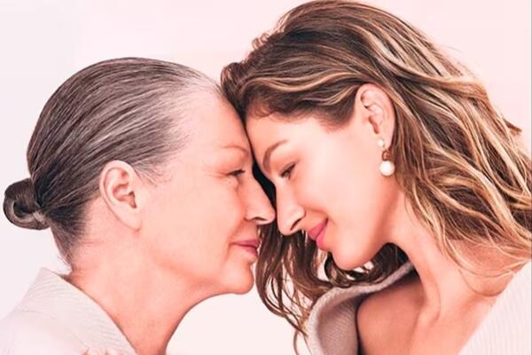 La supermodelo brasileña Gisele Bündchen junto a su madre Vania Nonnenmacher