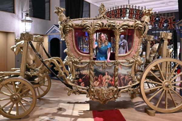 Una carroza exhibida en una muestra de utillaje de la serie de la plataforma Netflix 
