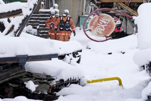 Bomberos en la ciudad de Suzu, en la prefectura de Ishikawa. En toda la península de Noto hubo nieve este lunes de hasta 10 cm con temperaturas que no superaron los 4°C. Foto: fuente externa.